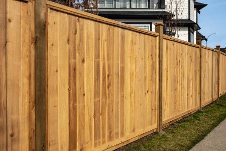 Fence Cleaning Guide: Wood vs. Vinyl vs. Composite (What Changes and Why)